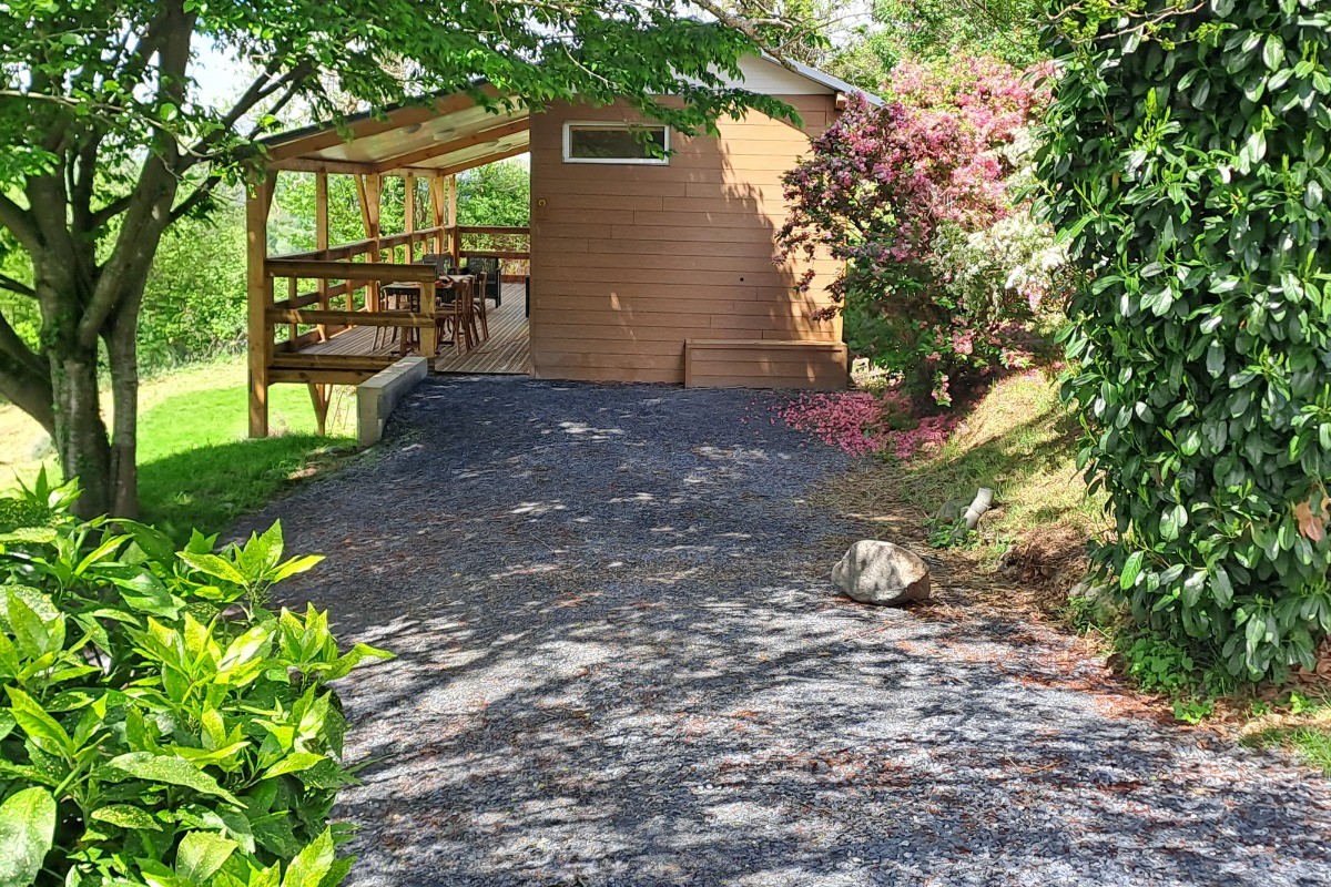 Chalet indépendant avec parking privatif et aire de jeux.