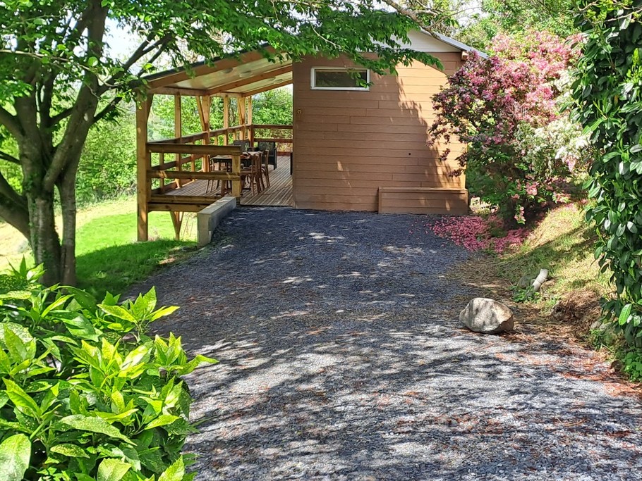 Chalet indépendant avec parking privatif et aire de jeux.