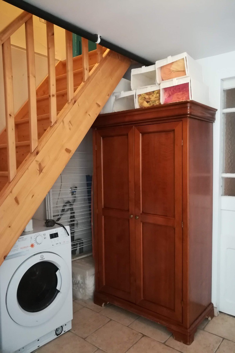 Buanderie : lave-linge avec séchage intégré, fer et table à repasser