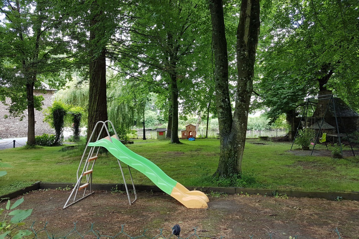 Terrain de pétanque et nombreux jeux pour les enfants (toboggan, maisonnettes, balançoires). Parc de 6 hectares avec 2 étangs, 1 verger, des animaux (chevaux, lapins, poules, moutons, bouc, paons, etc).