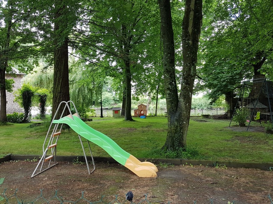 Terrain de pétanque et nombreux jeux pour les enfants (toboggan, maisonnettes, balançoires). Parc de 6 hectares avec 2 étangs, 1 verger, des animaux (chevaux, lapins, poules, moutons, bouc, paons, etc).