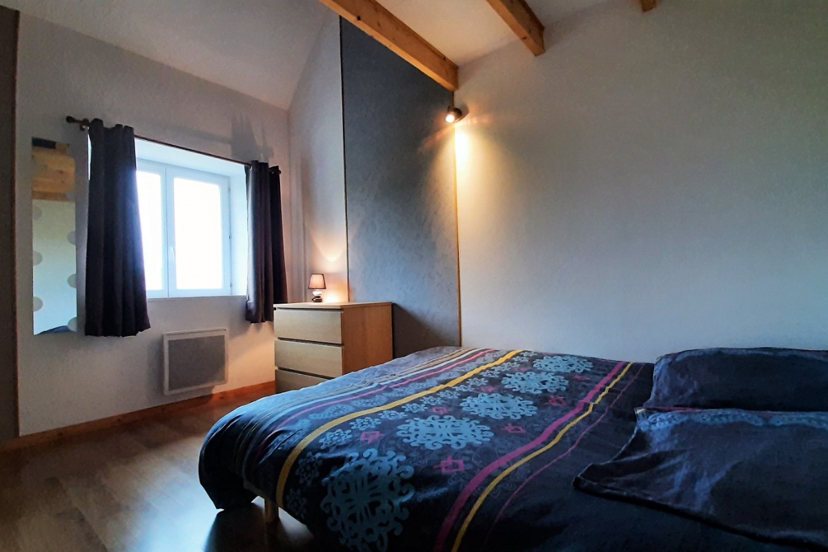 étage : chambre 3 avec mezzanine : 1 lit 2 pers. en 140x190 cm + 1 lit 1 pers. en 90x190 cm