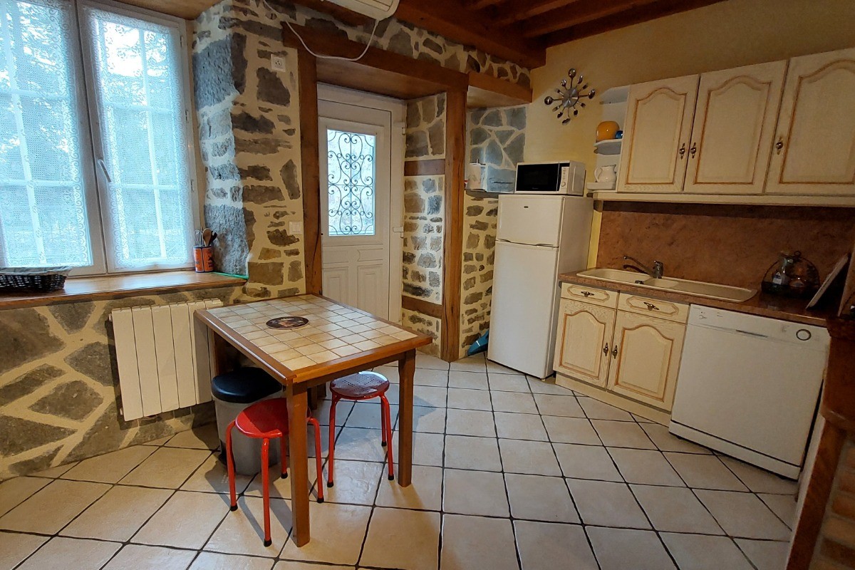 la cuisine avec accès à la grande terrasse