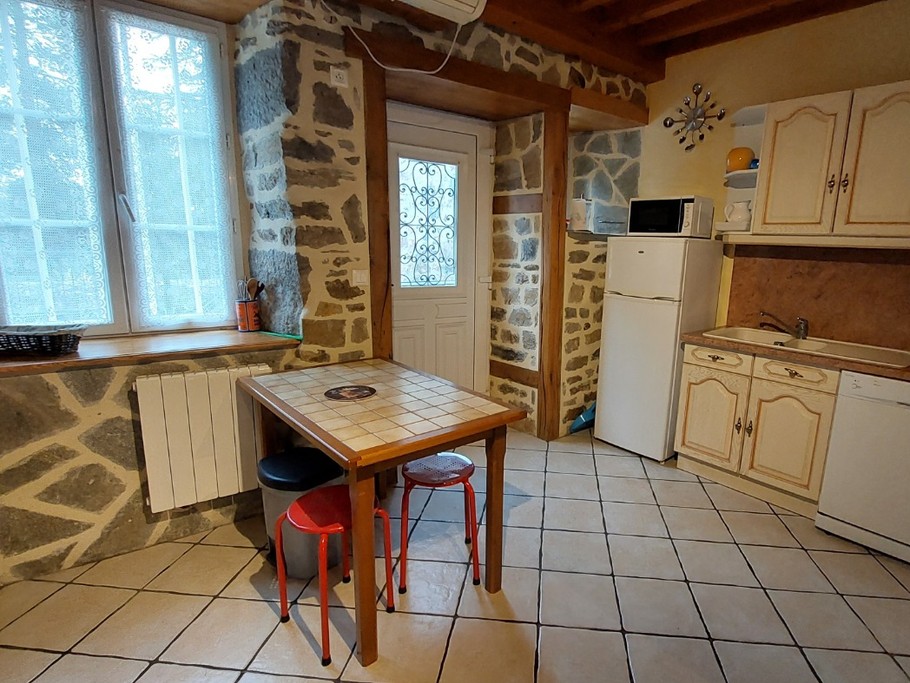 la cuisine avec accès à la grande terrasse