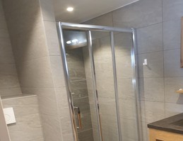 la salle de bain avec WC et lave linge