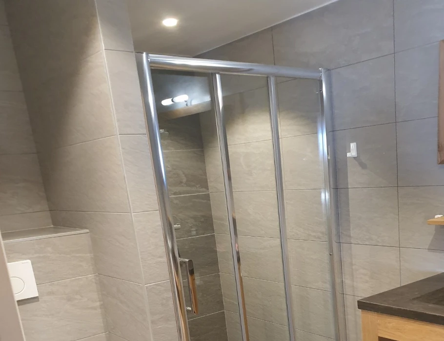 la salle de bain avec WC et lave linge