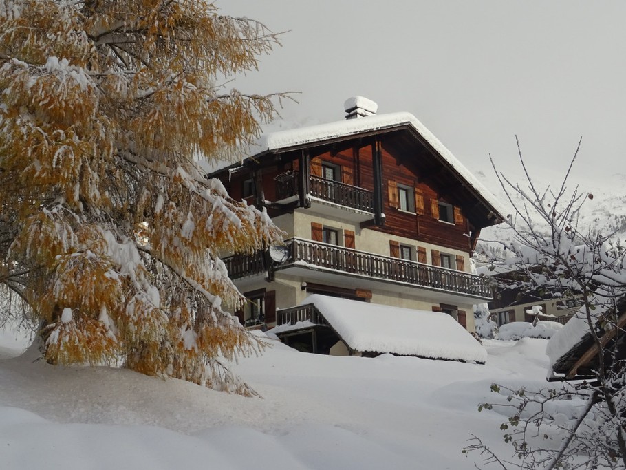 chalet " le grand nant" plein sud avec vue sur le village et la vallée qui va à ND de Bellecombe et Crest-Voland