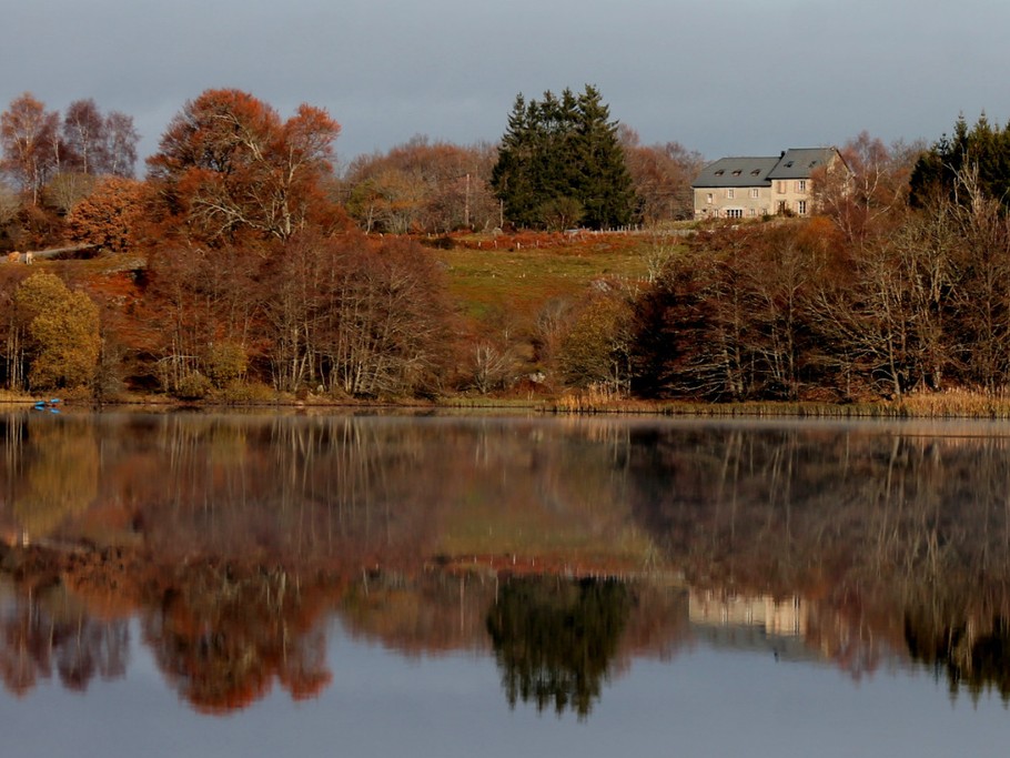 Le gite dominant le lac du Tact en automne