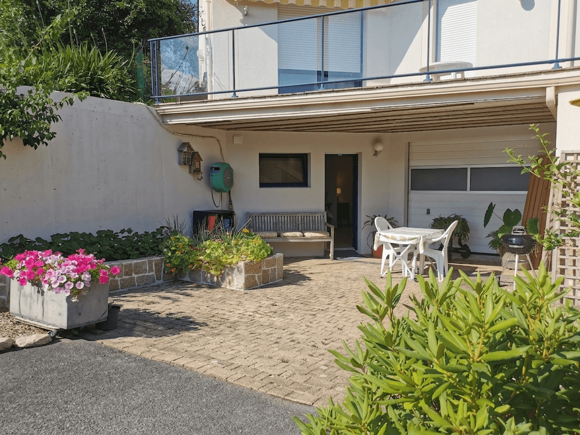 Entrance and shaded terrace of the studio