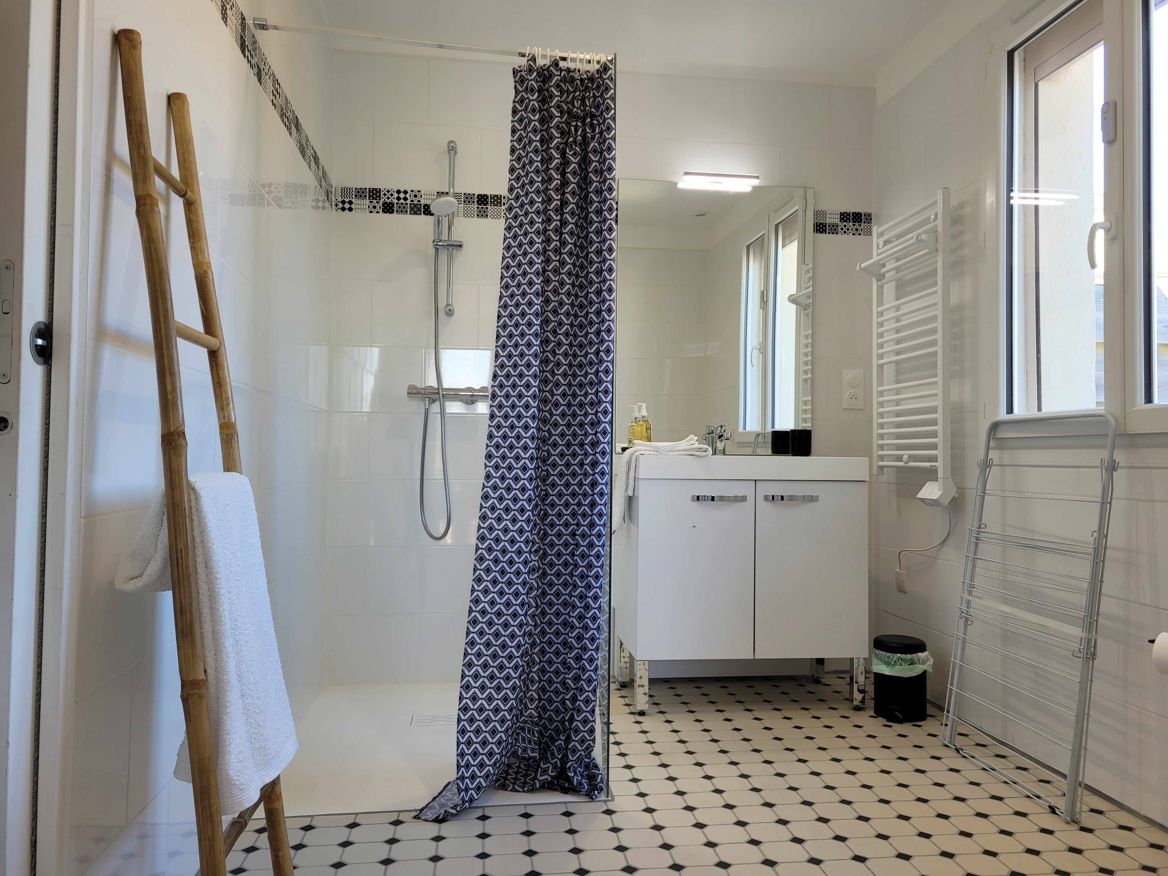 Le Cain, location de vacances, Clévacances, salle d'eau RDC