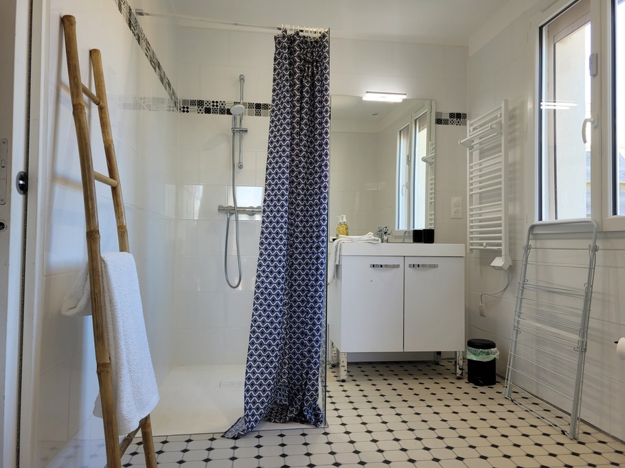 Le Cain, location de vacances, Clévacances, salle d'eau RDC