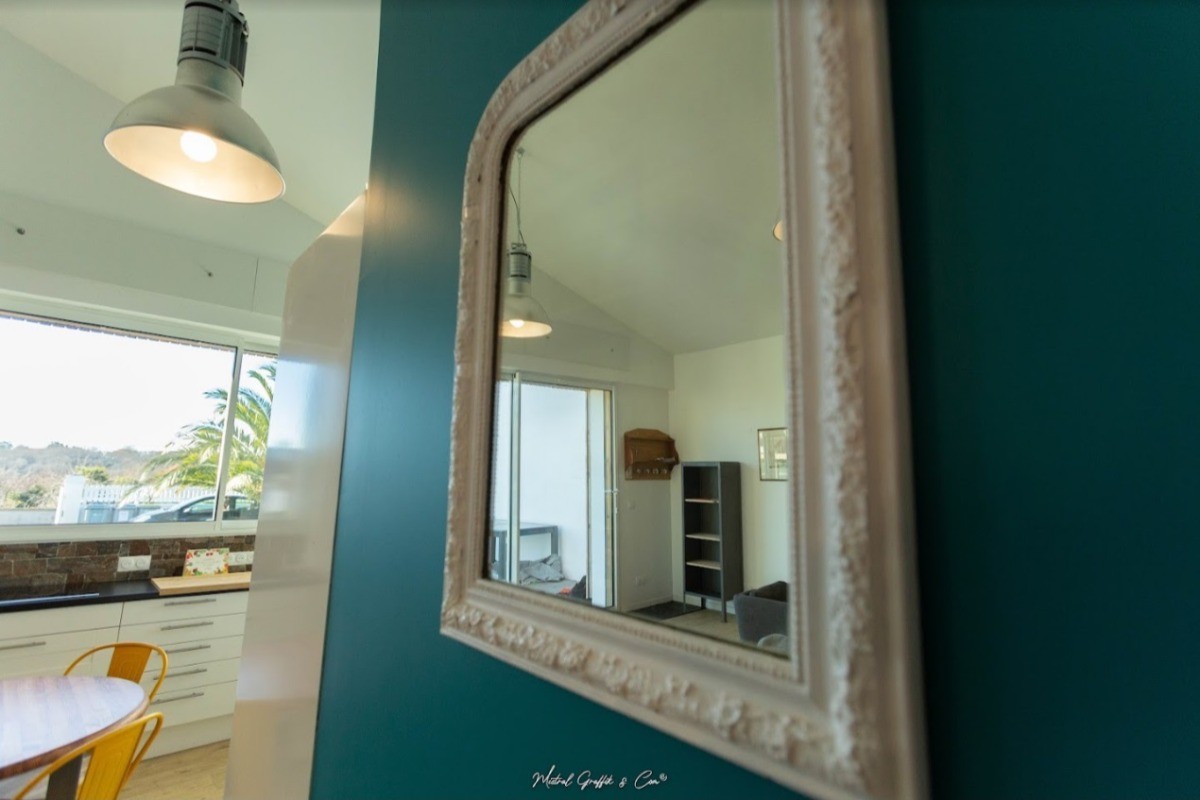 © - @mistralgraffik // AR KAARDI, location de vacances, Trévou Tréguignec, miroir