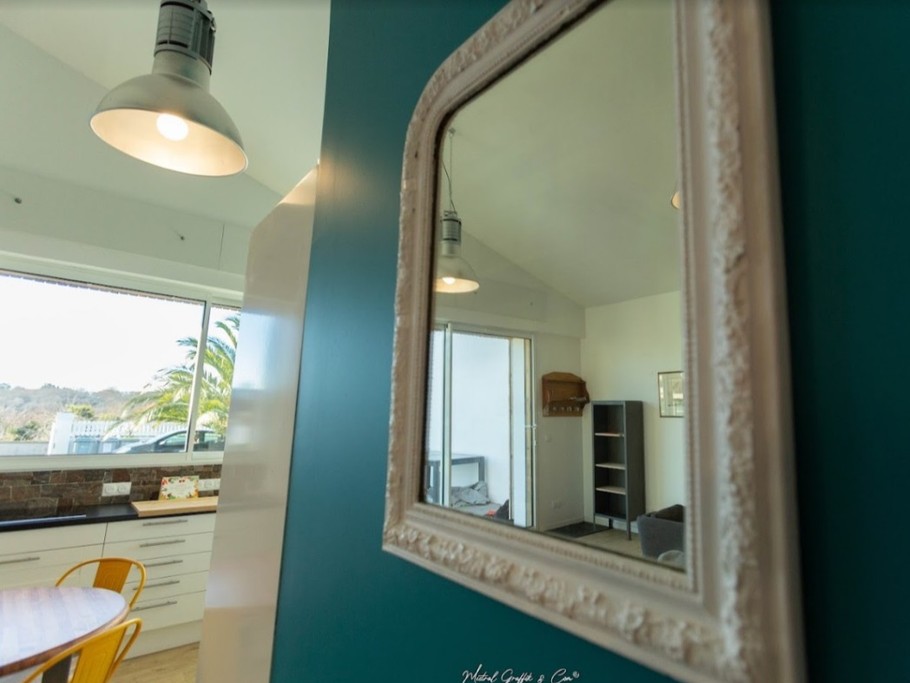 © - @mistralgraffik // AR KAARDI, location de vacances, Trévou Tréguignec, miroir