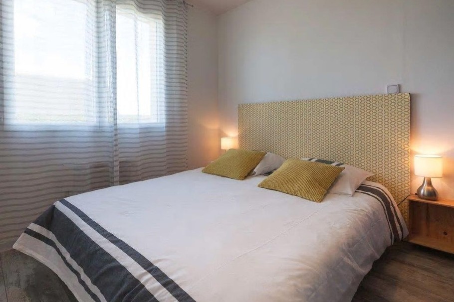 chambre 2 au RDC avec lit 160 x 200 et placard penderie