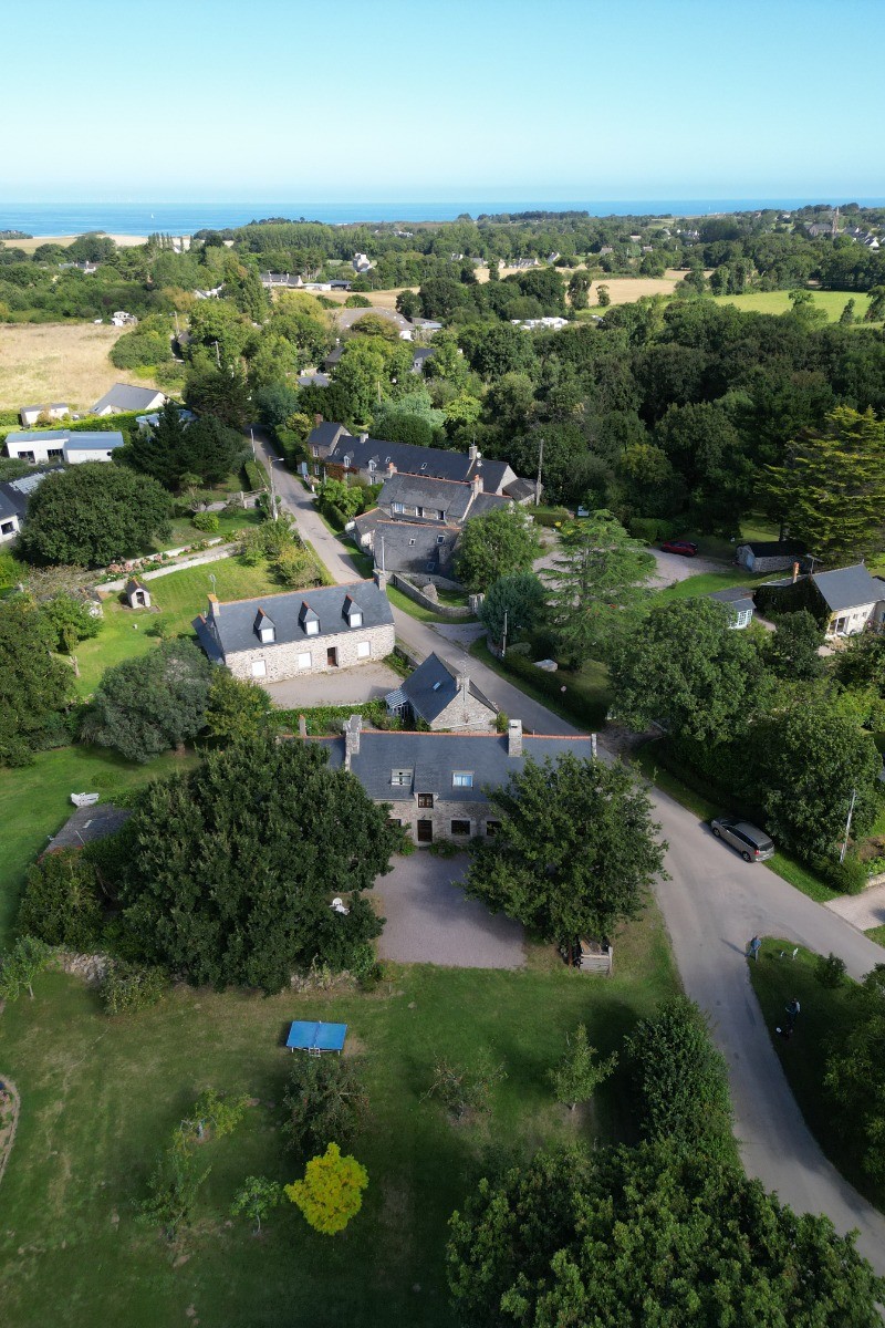 VUE DE LA LONGERE AVEC LA MER ET LE VILLAGE DE PLEVENON AU LOIN