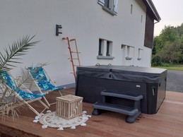 terrasse avec Spa espace détente -Au gîte des Mazes