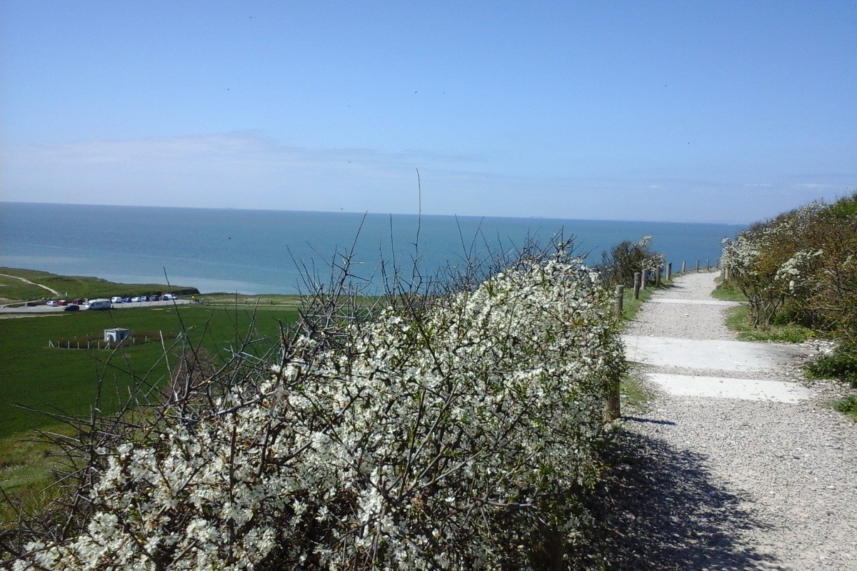 Paysage de randonnée face à l'Angleterre