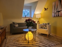 Espace détente partagée avec coin salon et espace tisanerie cafés