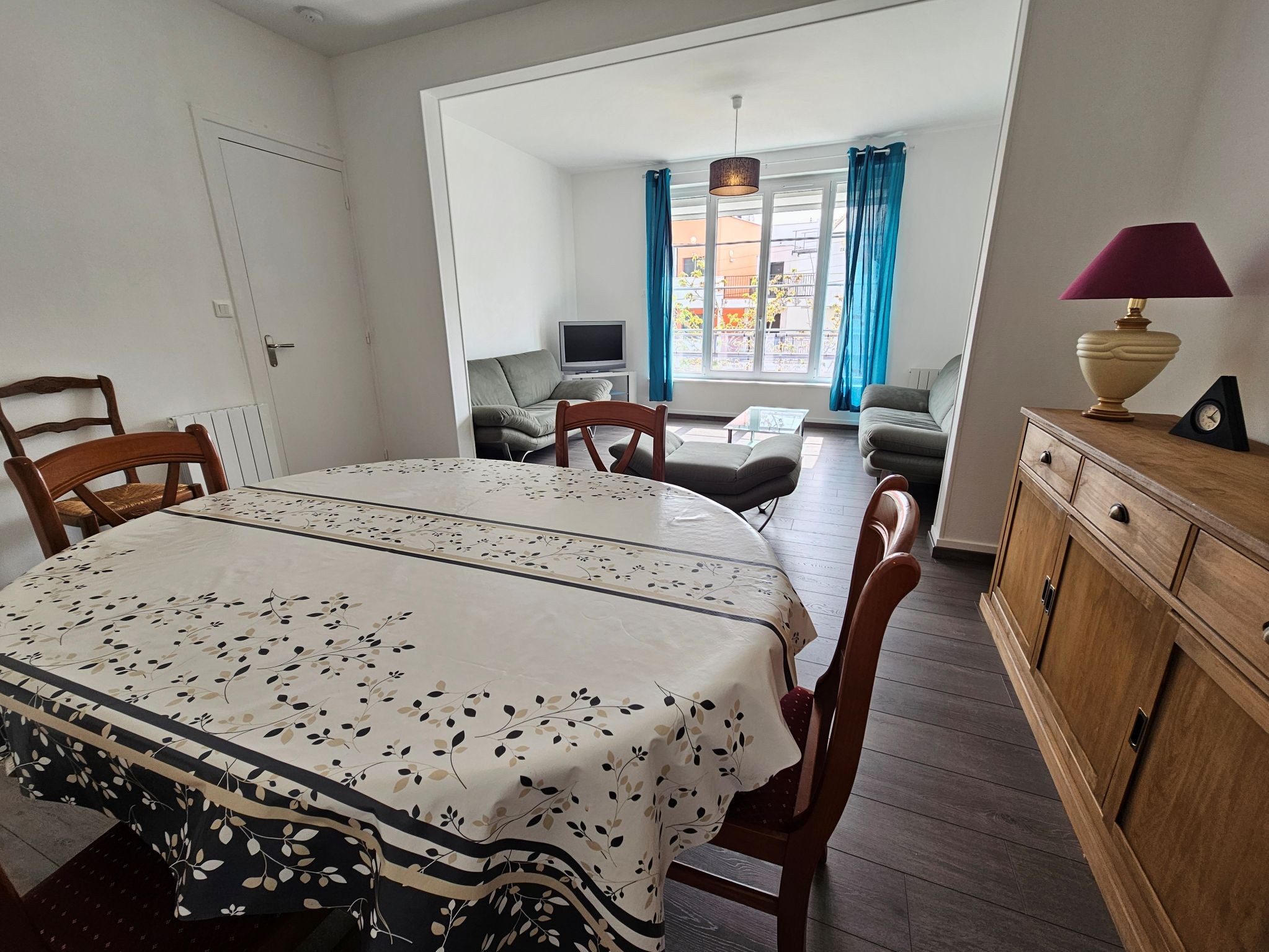 Grande pièce lumineuse salon et séjour dans l'appartement Prunelle à Royan en Charente maritime