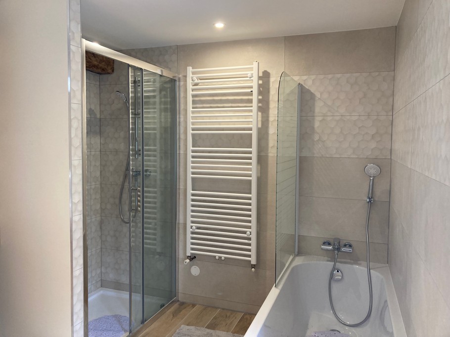 Salle d'eau et bain et toilette à l'étage