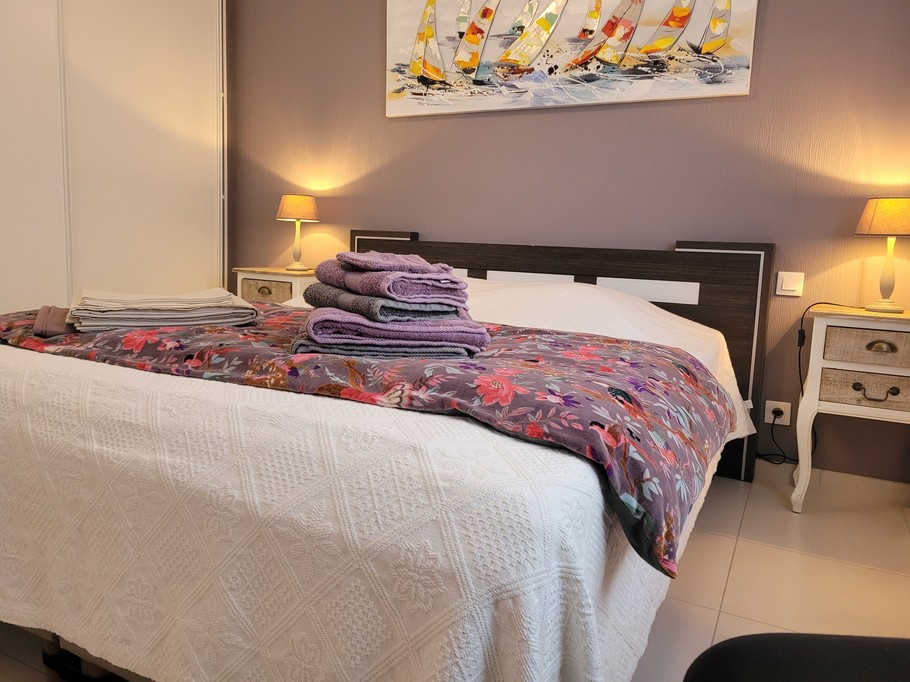 Location de vacances Paimpol, la Caravelle, Chambre au RDC avec literie confort et surmatelas