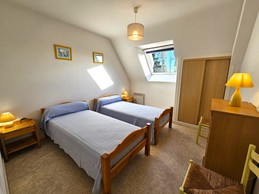 Chambre 3 - pour 2 personnes (2 lits de 90x190 cm ou 1 lit 180 x 190 cm) avec armoire et étagères.