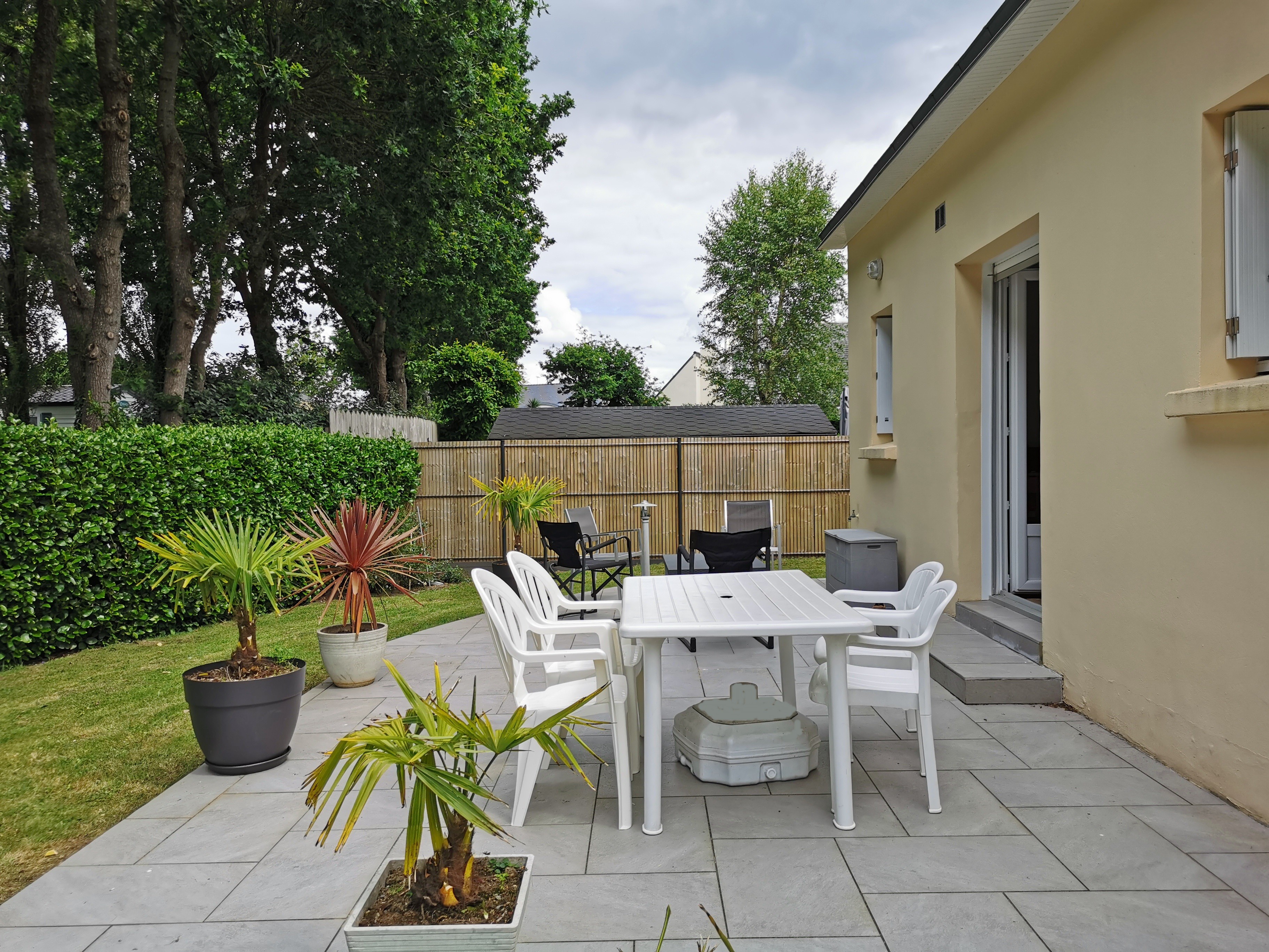 jardin et terrasse arrière de la maison