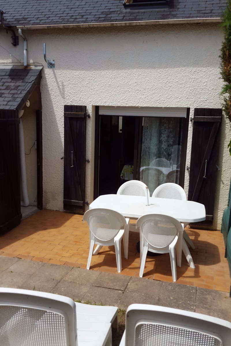 Terrasse avec salon de jardin