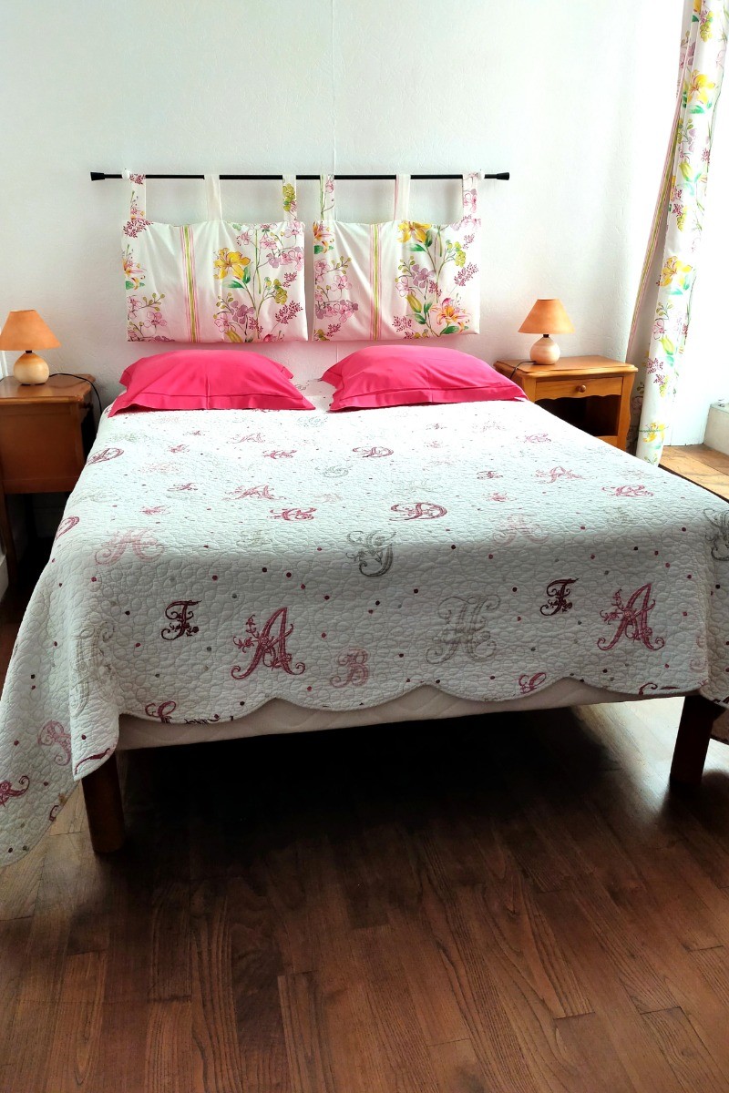 Chambre pour 2 personnes (lit 140 x 190 cm). 2 Lits superposés dans la grande chambre. Accueil possible des parents et des enfants dans la même chambre.
Crédits photo : Le Petit Chatelet