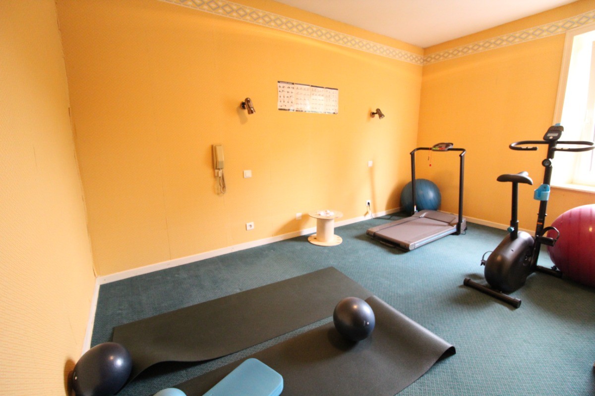 Salle de fitness en commun
