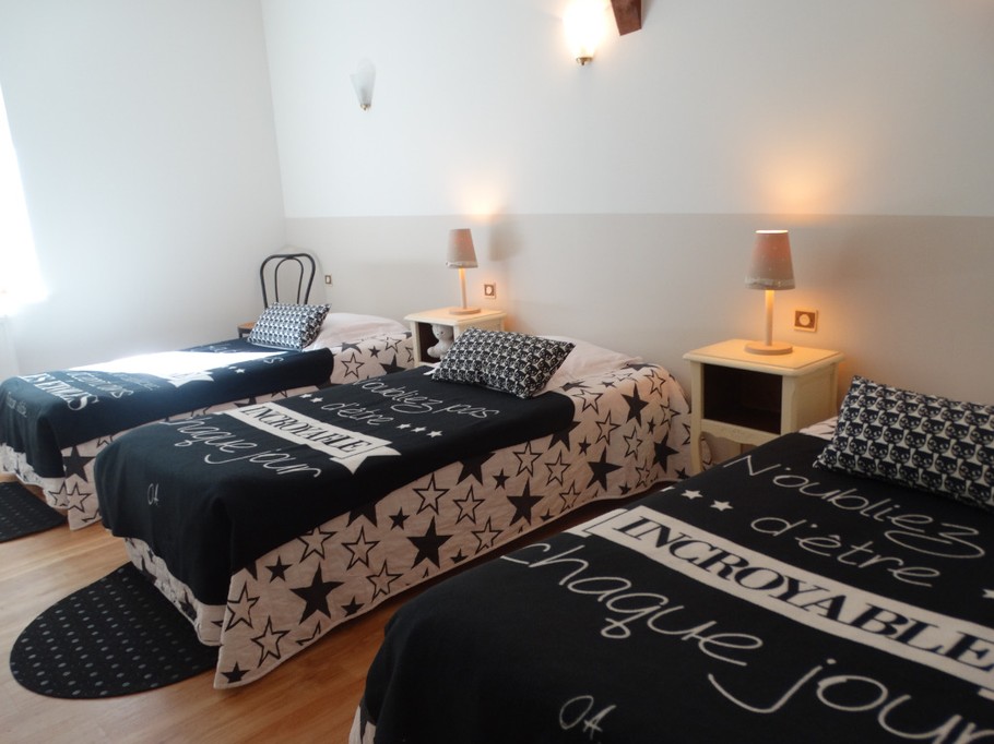 chambre 1er étage 3 lits individuels
