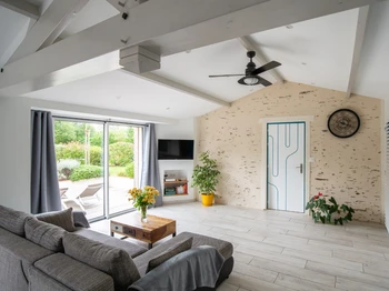 Pièce de vie avec coin salon et canapé-lit.