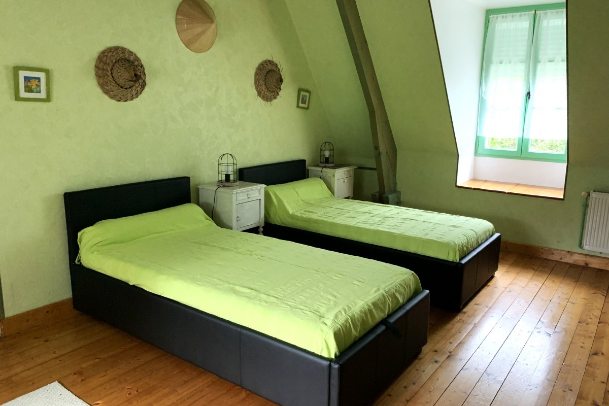 3e chambre de 19.5 m² pouvant accueillir 3 personnes dans 3 lits  de 90 x 190 cm.