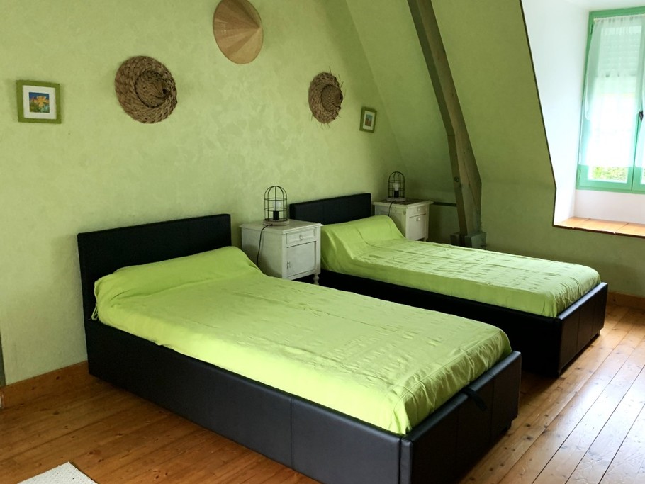 3e chambre de 19.5 m² pouvant accueillir 3 personnes dans 3 lits de 90 x 190 cm.
