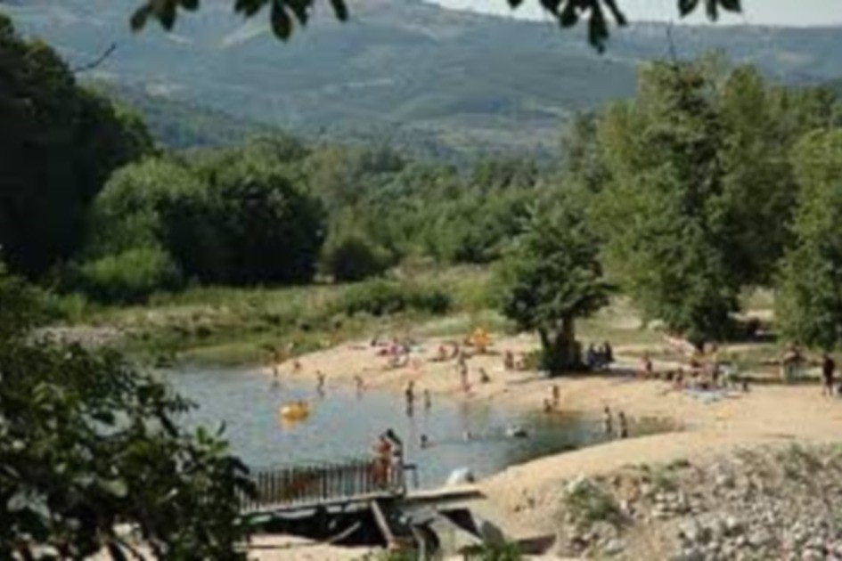 le plan d'eau à 50 mètres du gîte