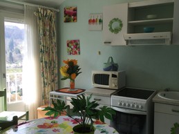 autre vue de la cuisine, lumineuse et agréable pour siroter un café du balcon