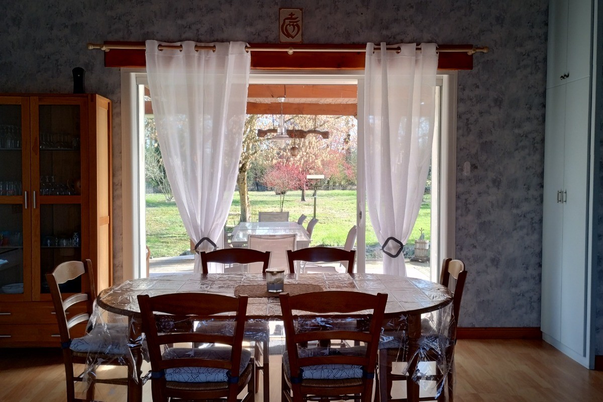 vue sur le jardin de la pièce de vie