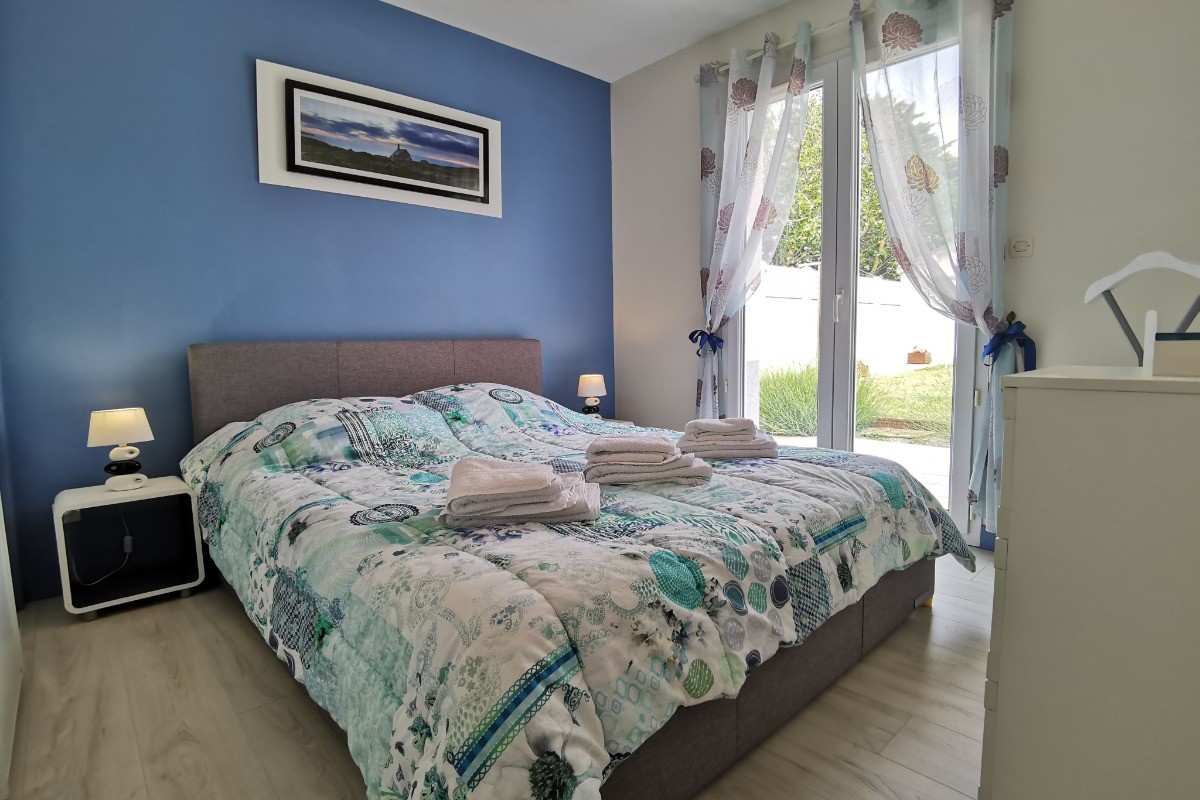 RDC: Chambre 1 avec lit 160  et placard penderie