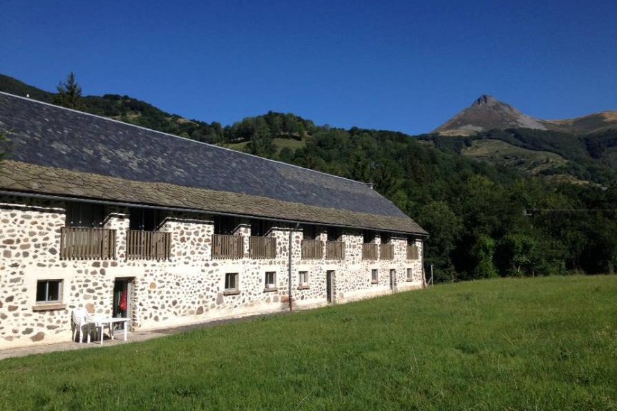 La Grange du Devezou au pied du Puy Griou