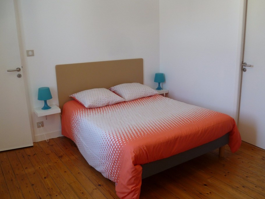 Chambre 5 au 2ème étage avec salle d'eau et WC privatifs