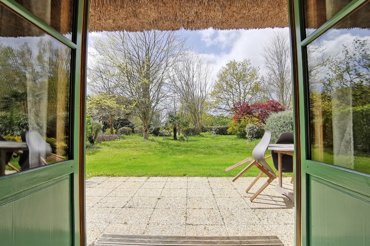Vue sur la terasse et le grand jardin