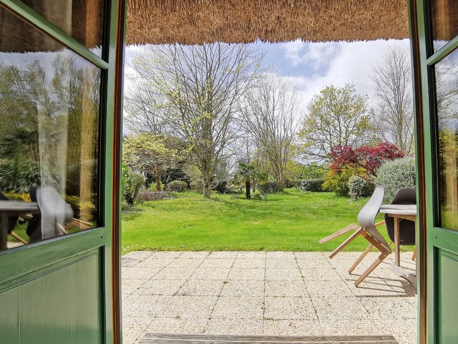 Vue sur la terasse et le grand jardin