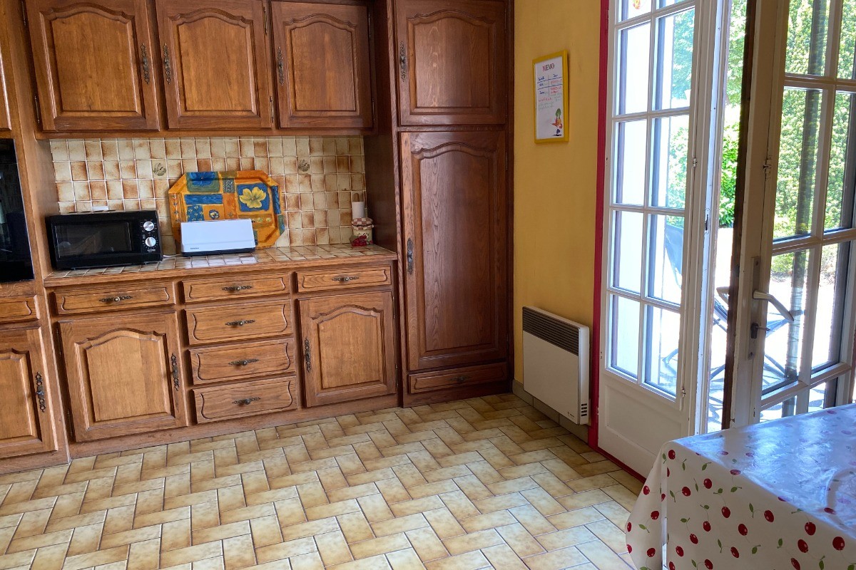 Cuisine intégrée, réfrigérateut, four, four microondes, Gîte Lisle sur Tarn, entre Albi et Toulouse, Occitanie