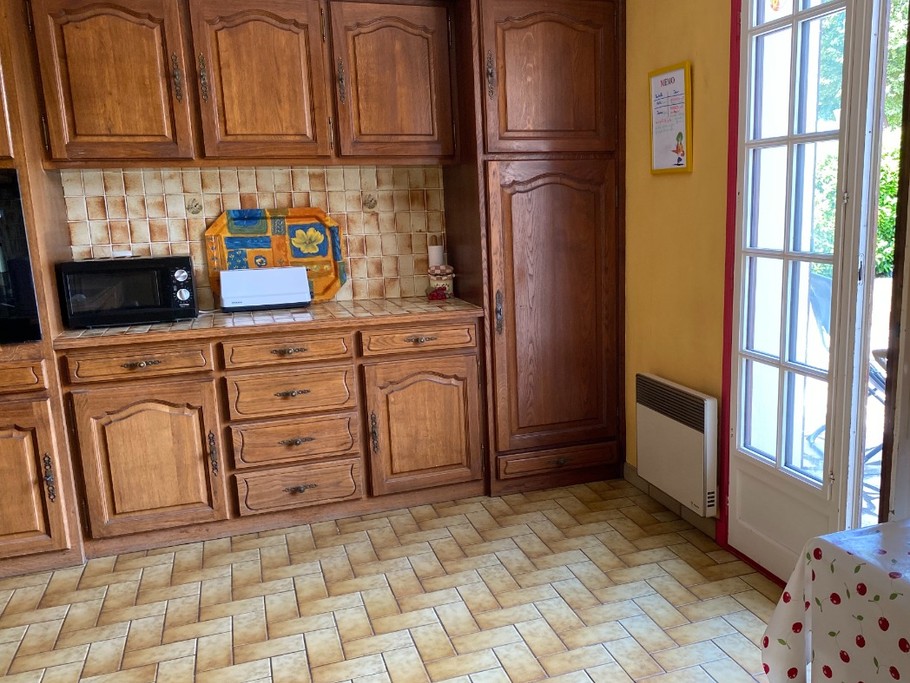 Cuisine intégrée, réfrigérateut, four, four microondes, Gîte Lisle sur Tarn, entre Albi et Toulouse, Occitanie