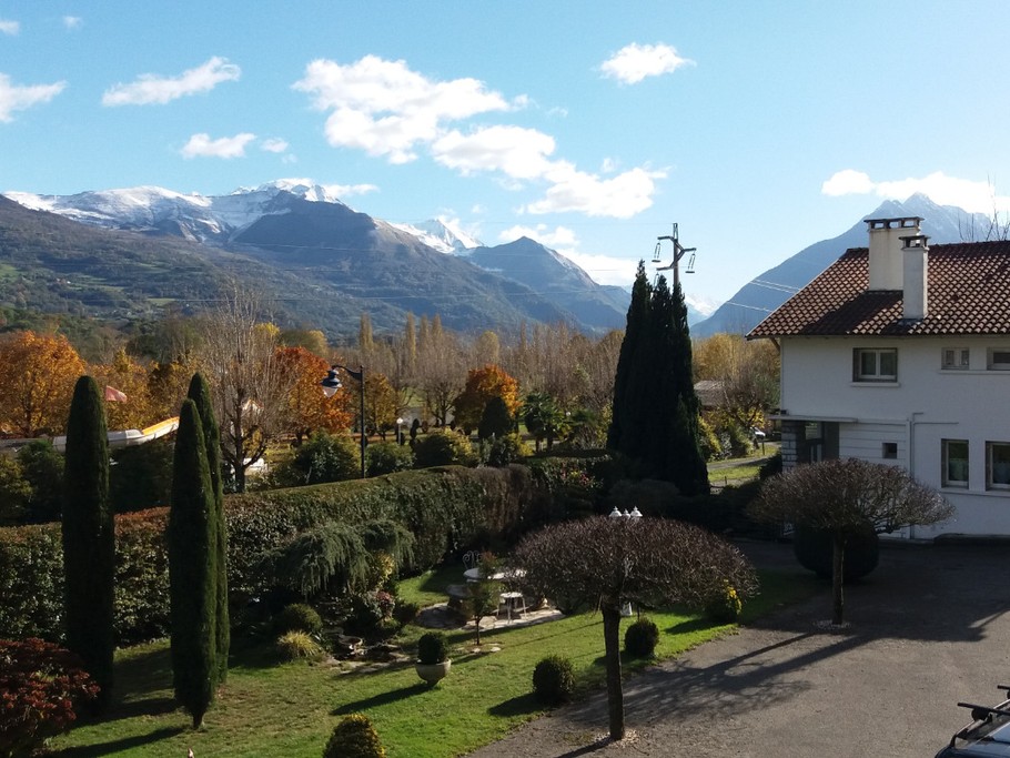 Cour et parking clos