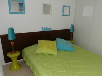 la chambre ambiance cosy avec ses grands placards