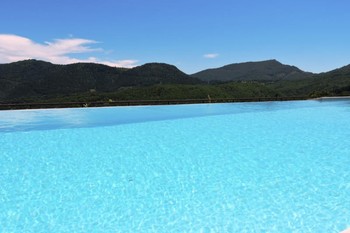 Piscine à débordement. Traitement à l'électrolyse du sel.
