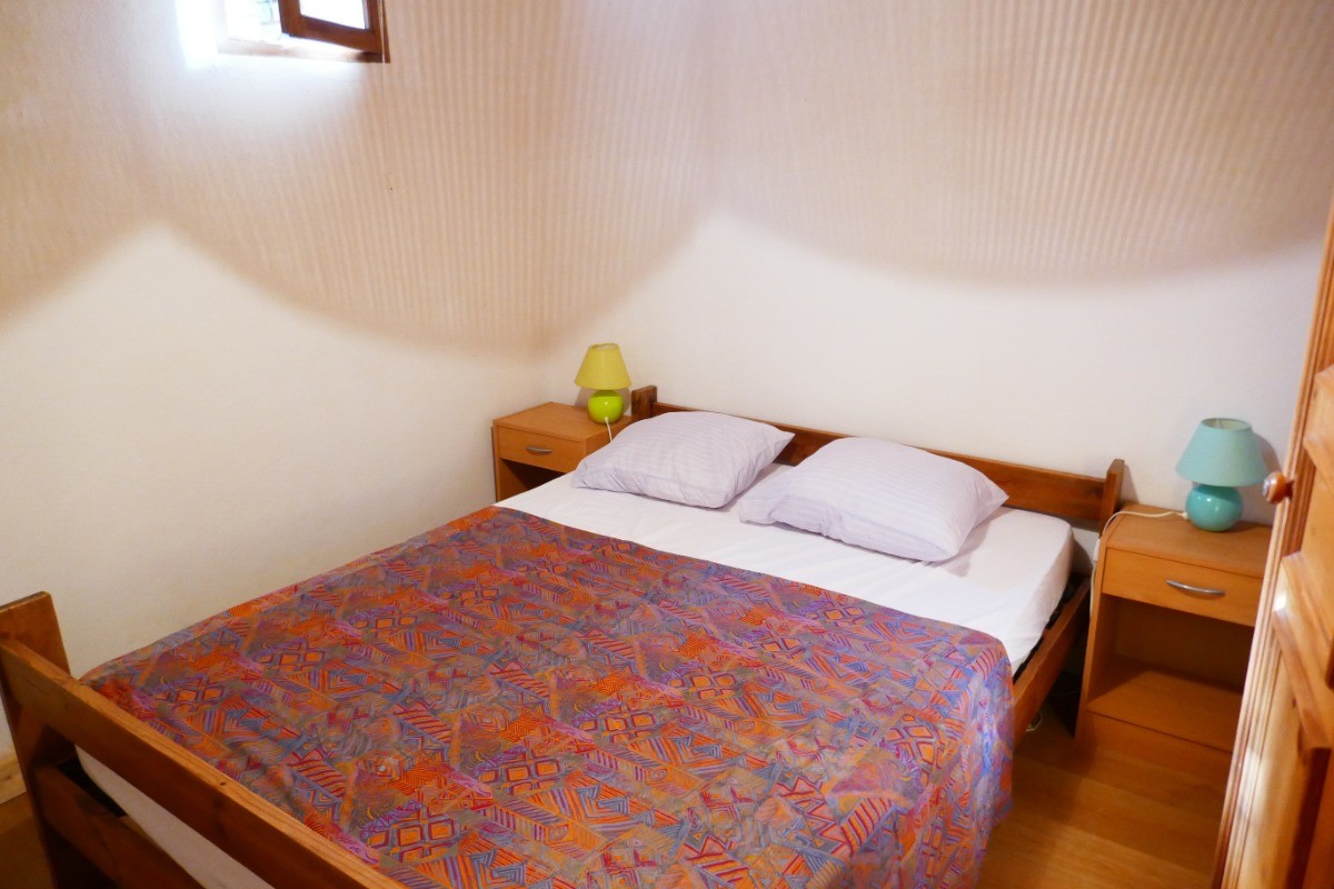 Chambre avec un lit en 140