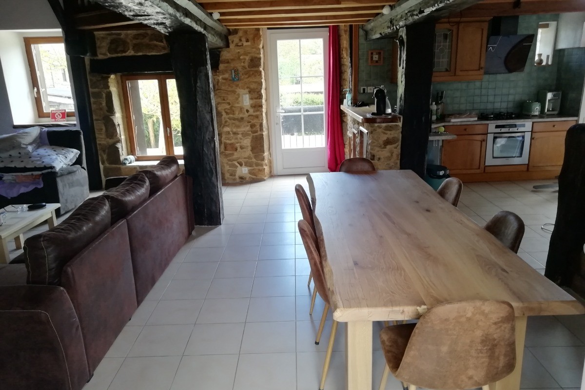 La séjour et sa table en bois