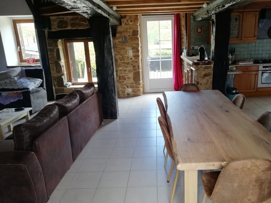 La séjour et sa table en bois
